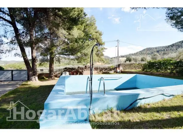 Chalet con Piscina Privada en Parcela Grande