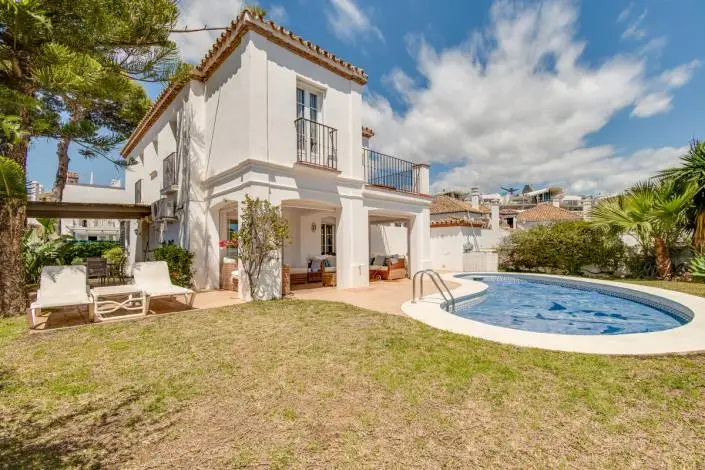Villa de Lujo 5 Dormitorios en Estepona - Primera Linea de Playa