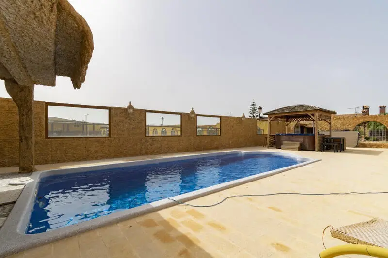Finca de Lujo con 4 Dormitorios y Pista de Tenis cerca del Mar Menor