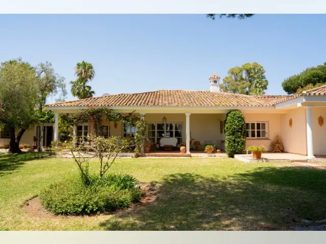 Casa-Villa de 4 Dormitorios en venta Estepona, España
