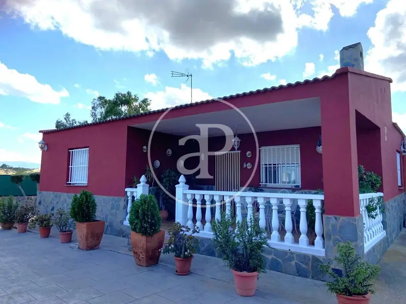 Chalet Rústico con Piscina en Montroy Valencia