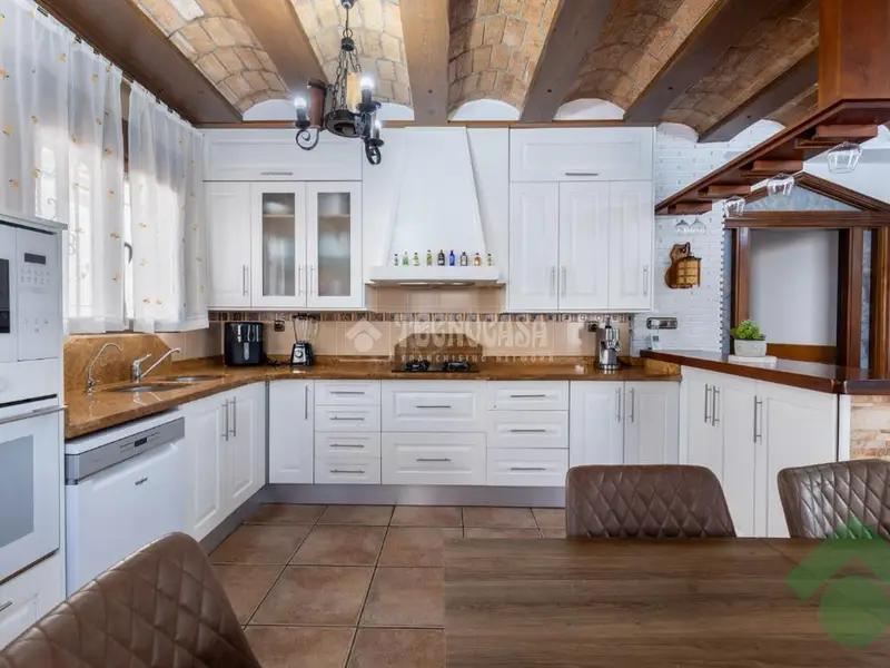Chalet en Venta en Padul: 3 Dormitorios, Piscina y Garaje Grande