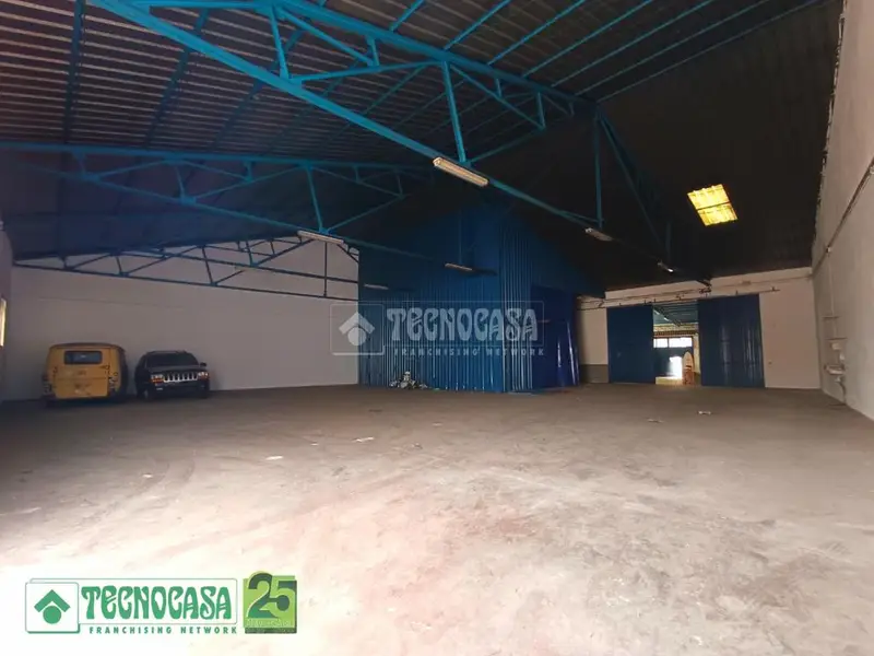 Nave Industrial 908m2 en Venta Salida a Dos Calles