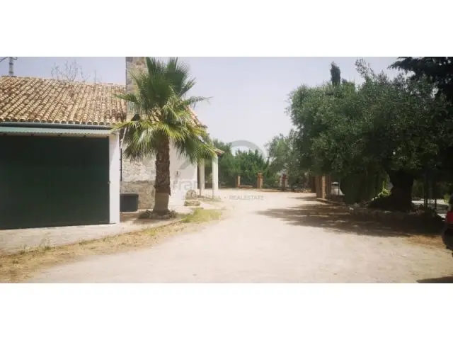 Finca Rustica Con Piscina 226m2 8457m2