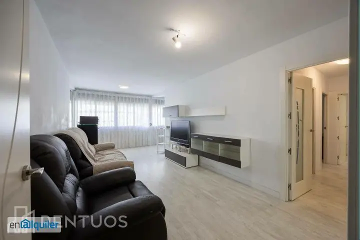 Piso Amueblado con Piscina y Pistas Deportivas