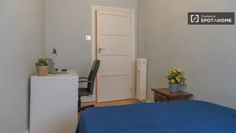 ¡Se alquila habitación en piso de 9 habitaciones!