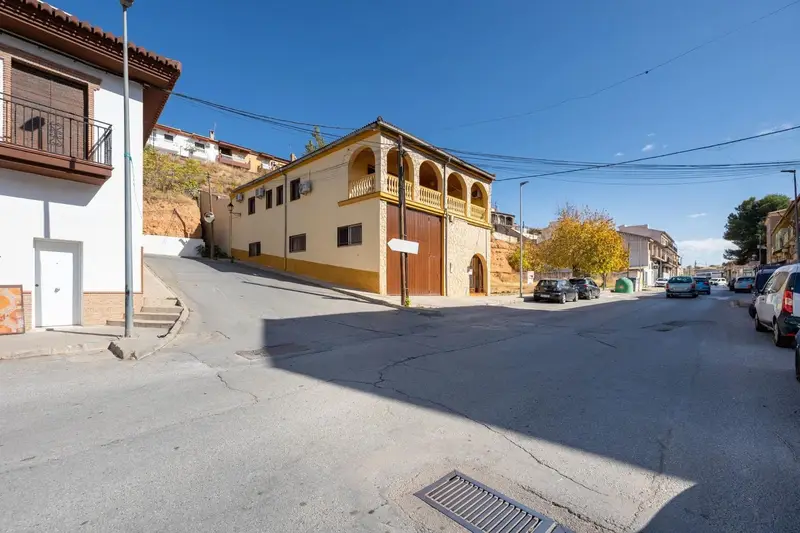 Chalet en Iznalloz con 4 Dormitorios y Gran Sótano