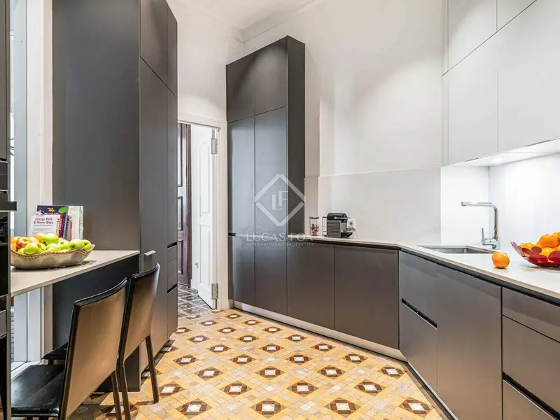 Apartamento de Lujo en Barcelona con 3 Dormitorios y Terraza Privada