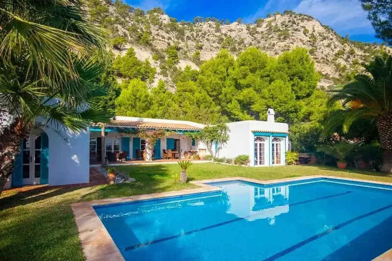 Villa de Lujo en Es Cubells con Vistas al Mar