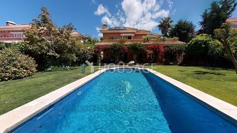 Villa en Nueva Andalucía con Piscina y Vistas a la Montaña