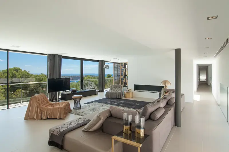 Villa de Lujo en Ibiza con Piscina y Vistas al Mar