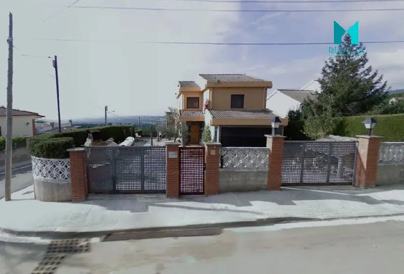 Chalet en Canoves con Patio y Piscina - Oportunidad de Inversion