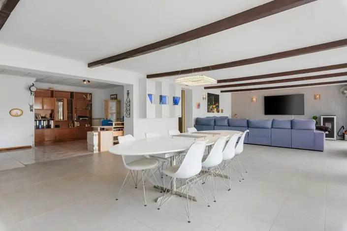 Villa de Lujo con 3 Dormitorios y 6 Caravanas en Venta
