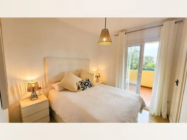 Apartamento en Duquesa con Vistas al Mar y Garaje