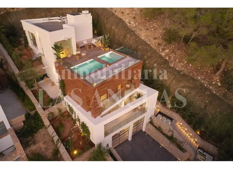 Chalet de Lujo en Venta en Ibiza Moderna Villa con Ascensor
