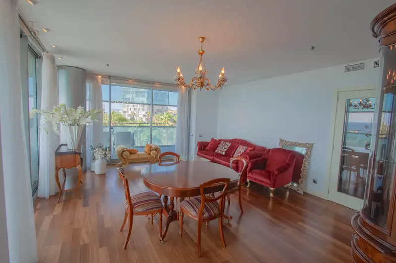 Piso en venta en Barcelona con terraza y vistas al mar
