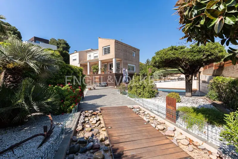 Chalet de Lujo en El Vedat de Torrent con Piscina y Jardin