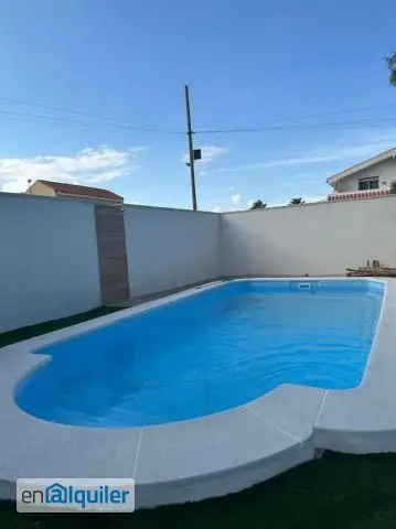 Cabañas con Piscina cerca de la Playa en Los Alcázares