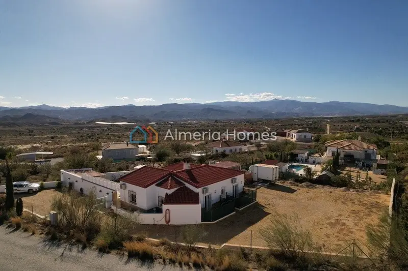 Chalet en Venta en Partaloa Almeria con Piscina Privada y Jacuzzi
