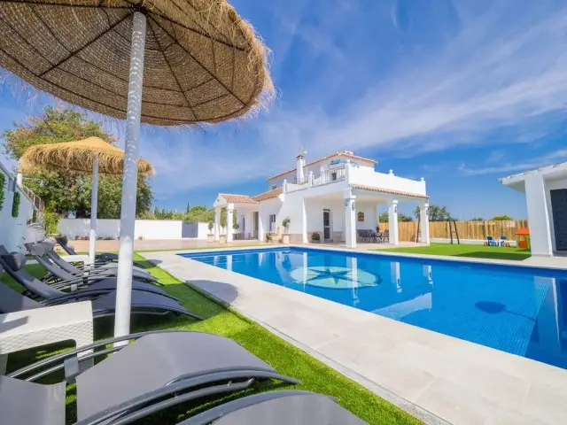 Chalet con Piscina Privada cerca de Malaga 4 Dormitorios