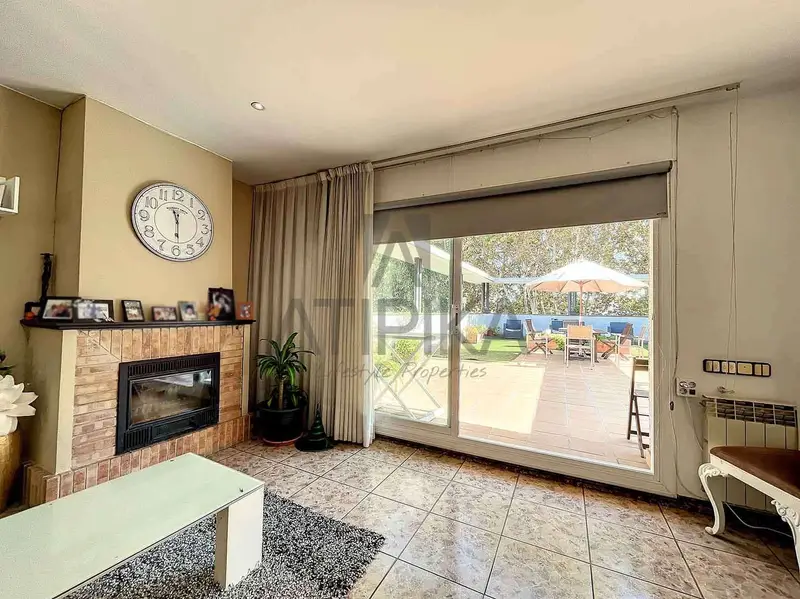 Chalet en Castelldefels con Local Comercial