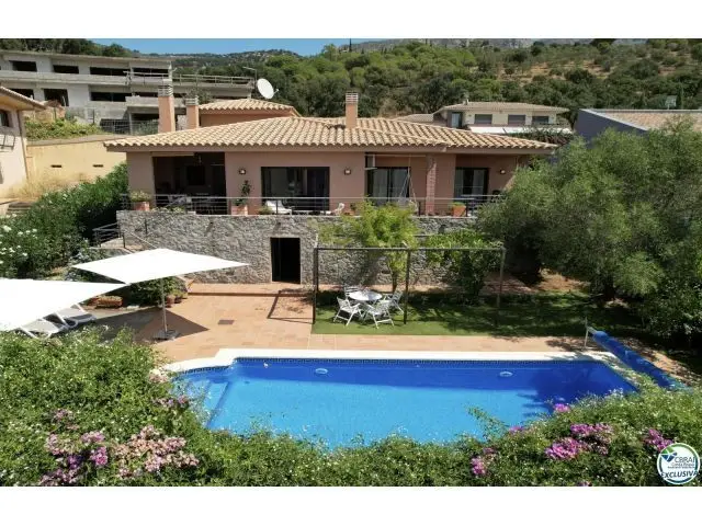 Chalet en Venta en Girona Ideal para Familias y Vacaciones