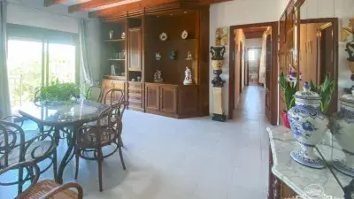 Chalet en Venta Argentona: Masía con 2 Cocinas, 2 Salones y Buhardillas