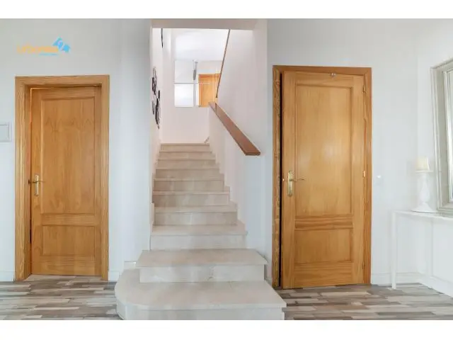 Casa Adosada De 4 Dormitorios Tipo Duplex Con Garaje Y Patio Reformada!!!