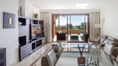 Apartamento en Marbella con Vistas al Mar y Piscina