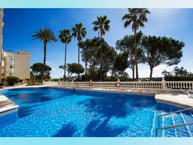 Apartamento en Calahonda con Vistas al Mar 2 Dormitorios Piscina
