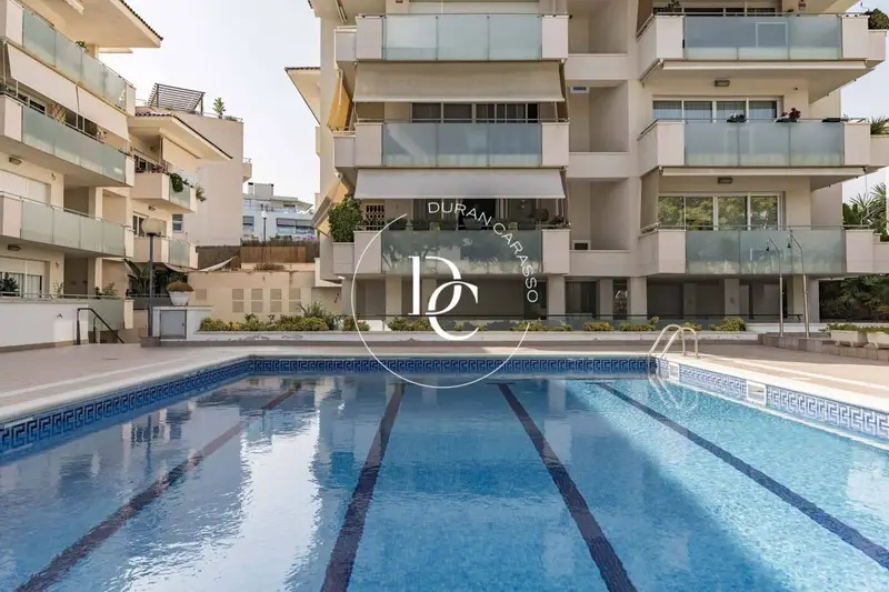 Apartamento en Sitges con Terraza y Piscina