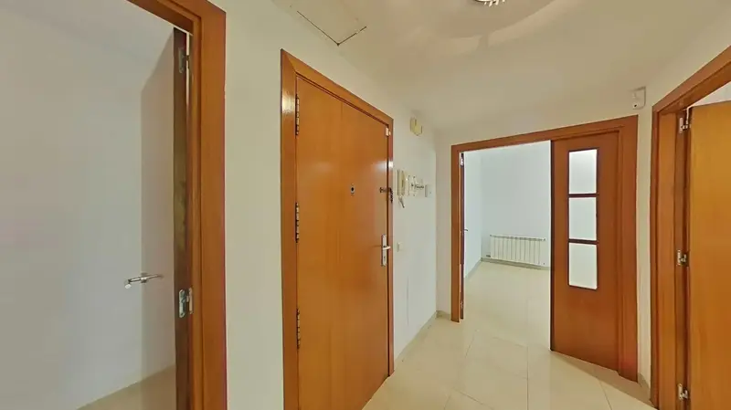 Piso en venta. Piso amplio, exterior, soleado con terraza y ascensor Muy bien ubicado, cerca de todos los servicios y una excelente comunicación.