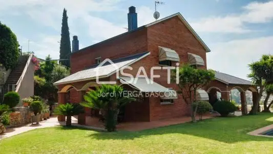Villa de Lujo Cerca del Centro: Amplia y Perfecta para Familias
