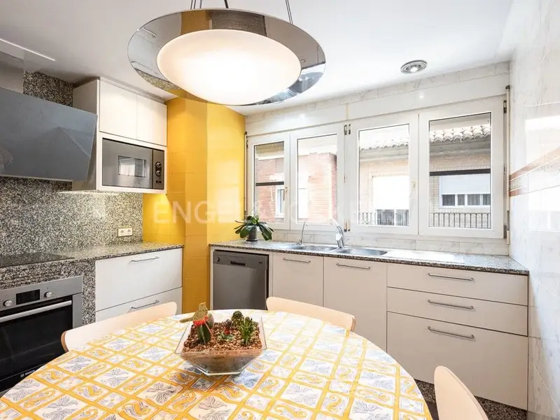 Casa en venta en Sagunto con 5 habitaciones y garaje triple