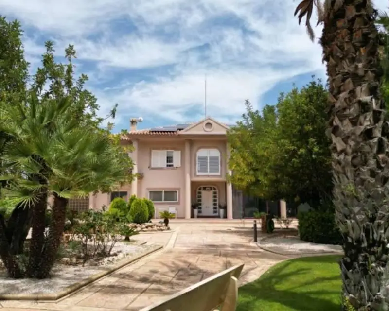 Villa de Lujo en Monóvar con Piscina y Jardín