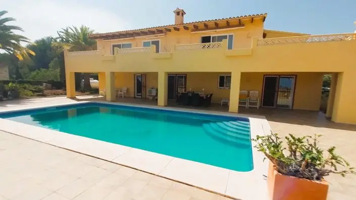 Villa 5 Dormitorios en Venta Gran Parcela Piscina