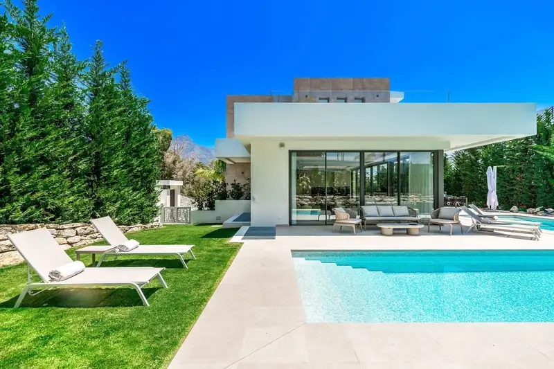 Villa de Lujo en Nueva Andalucía Marbella 4 Dormitorios Piscina Jardín