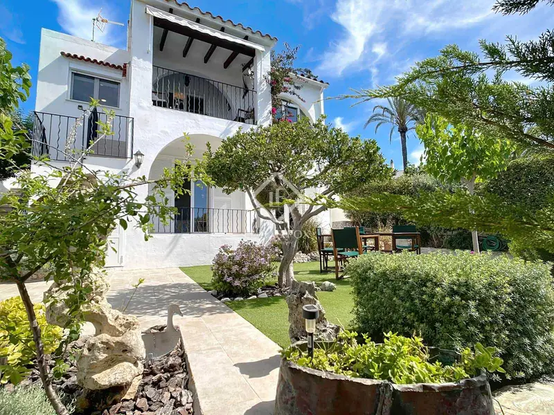 Chalet en venta en Menorca: Villa con piscina y jardín