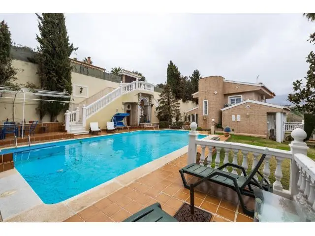 Chalet en venta en La Granada con piscina y vistas espectaculares