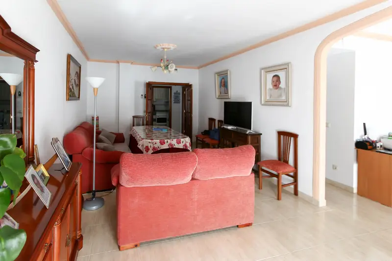 Apartamento en venta: Piso luminoso con 3 habitaciones y placas solares