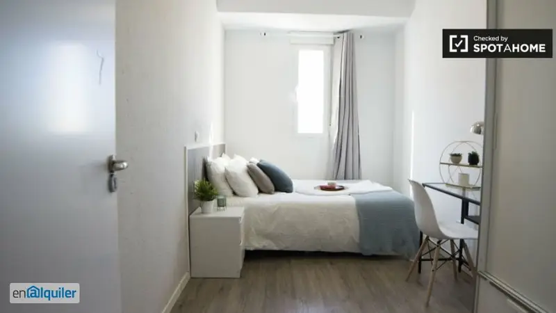 Habitacion Moderna en Apartamento 8 Dormitorios Delicias Madrid
