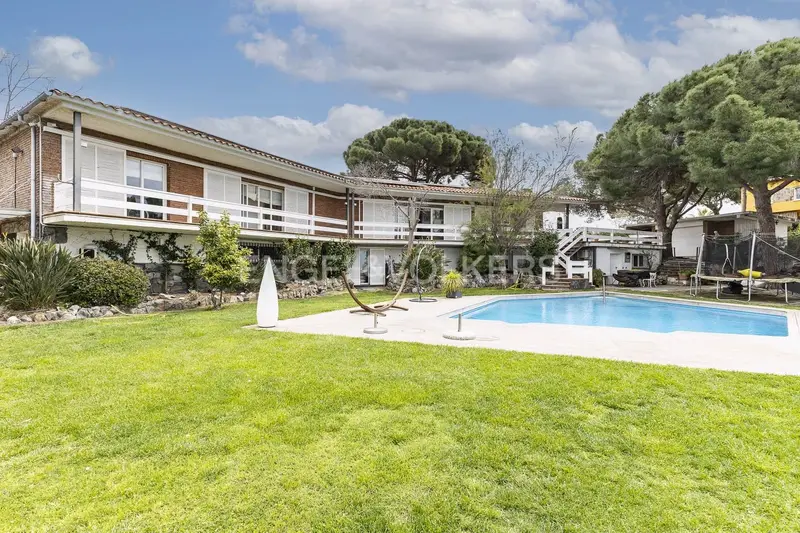 Chalet de Lujo en Sant Pol de Mar con Piscina y Pista de Tenis