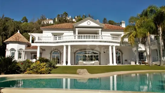 Villa de Lujo en La Zagaleta con Vistas al Mar