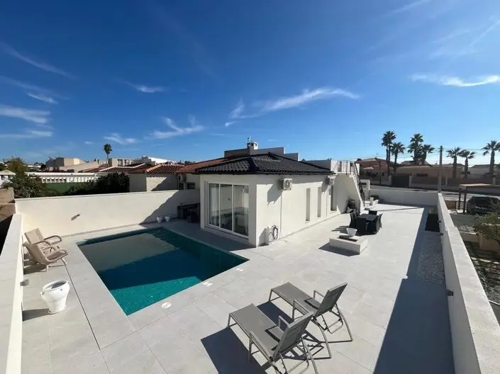 Villa en Venta Torrevieja 3 Dormitorios Piscina Privada
