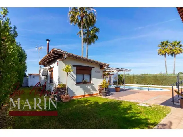 Chalet con Piscina en Golf Guadiana