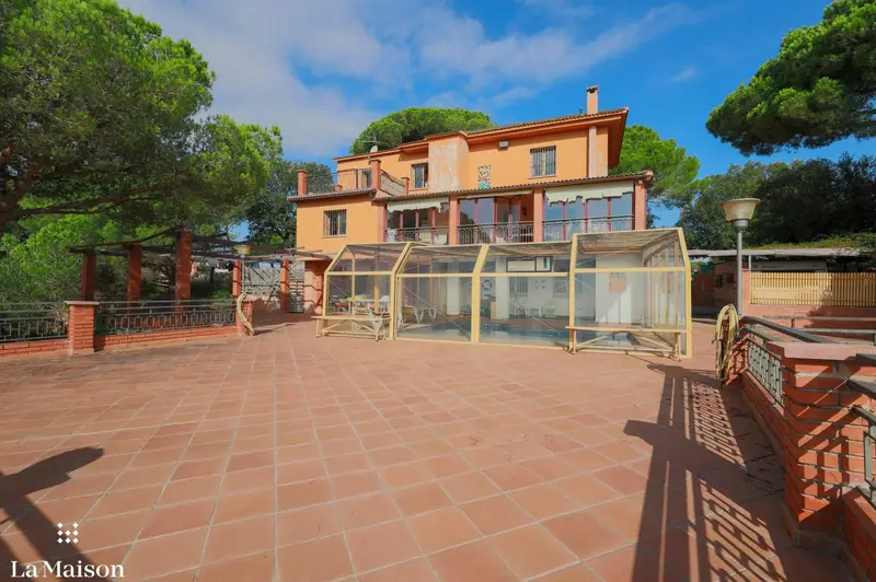 Casa en Venta en Dosrius con Piscina y Apartamento Independiente