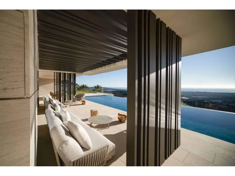 Villa Moderna de Lujo en Sotogrande con Vistas Panorámicas