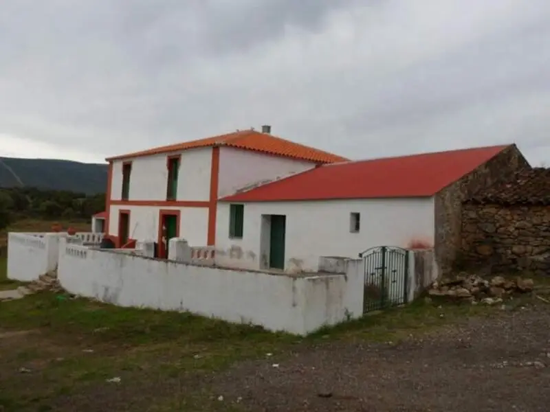 Casa de Campo con 42 Hectareas cerca de Portugal