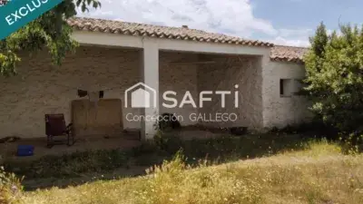 Casa en Cinco Casas Ciudad Real con jardin y naves