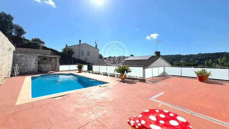 Chalet en Venta Vidreres Girona 3 Dormitorios Piscina Garaje